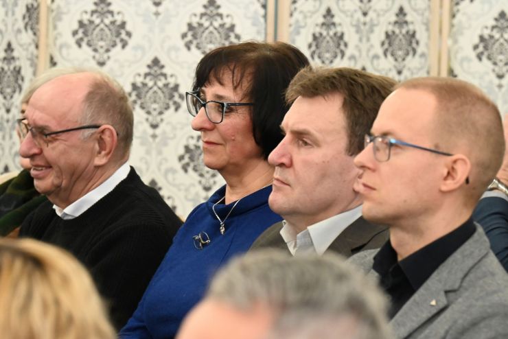 goście siedzą podczas przemówienia